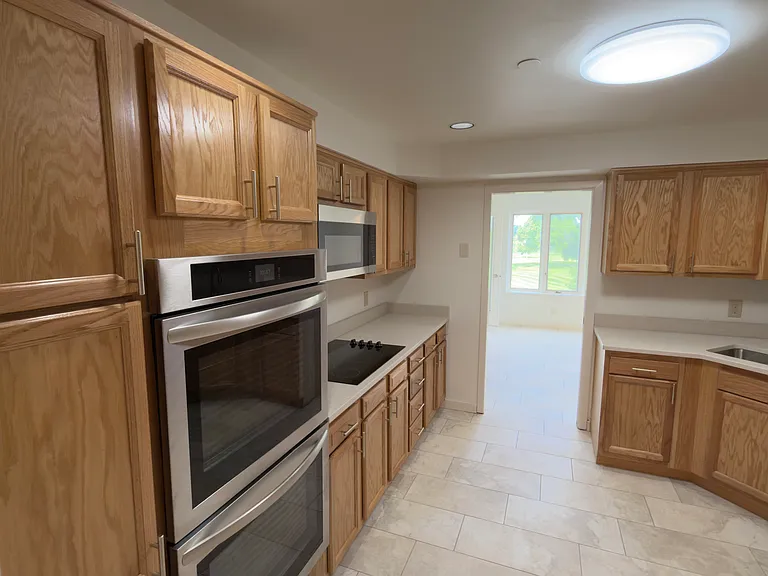 Chelsea Condos — Photo 13