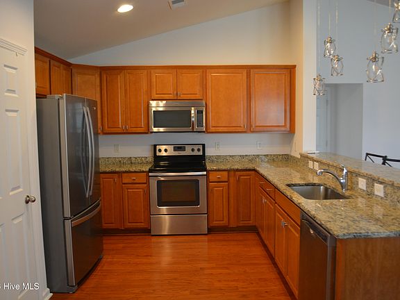 5th image of 692 Pickering Dr