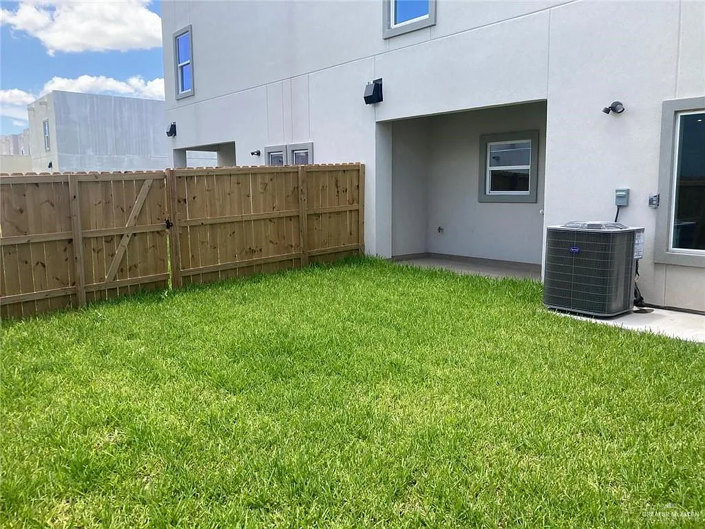3 bed, 2.5 bath, 1757 sqft, $2,100 — Photo 4