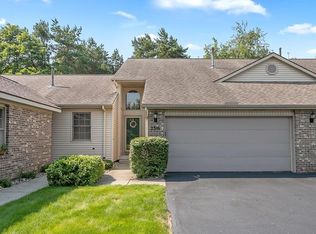 2316 S Highland View Cir SE, Grand Rapids, MI 49506
