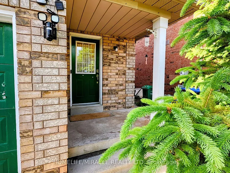 102 Whiteface Cres — Photo 2