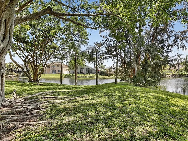 400 Palm Cir W #306 — Photo 15