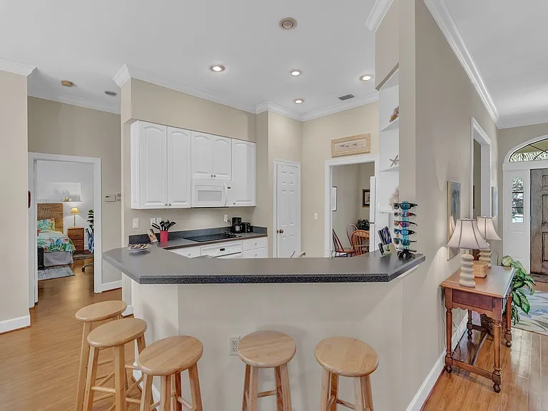2225 Seaside St — Photo 6