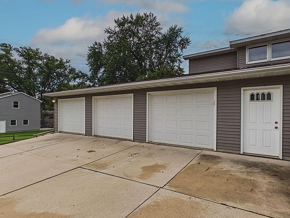 2nd image of 3024 Crescent Ln NW