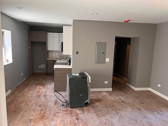 2nd image of 4404 S Drexel Blvd #208