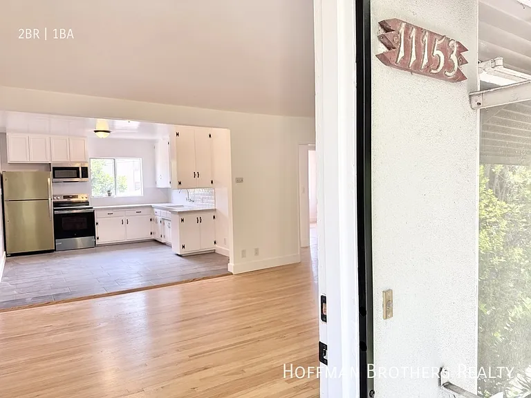 11153 La Maida St — Photo 5