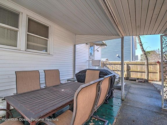 5th image of 1009 Broadway Blvd