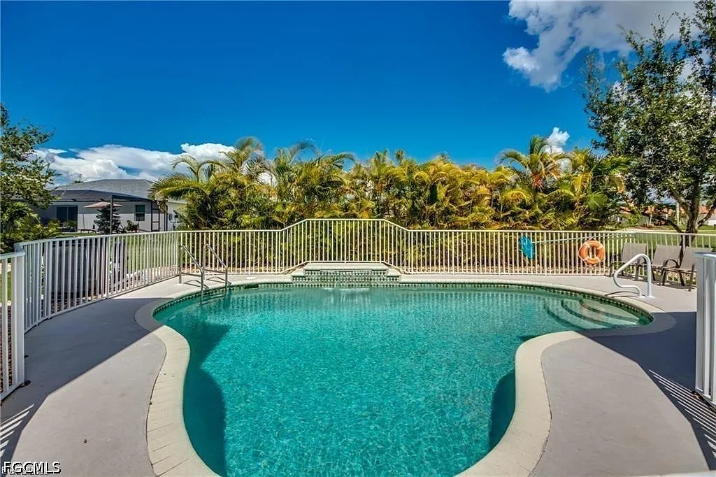 2 bed, 2.0 bath, 1098 sqft, $1,825 — Photo 2