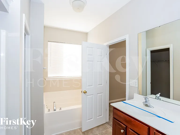 4915 Abercromby St — Photo 12