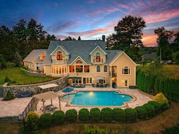 23 Arrowhead Drive, Bedford, NH 03110