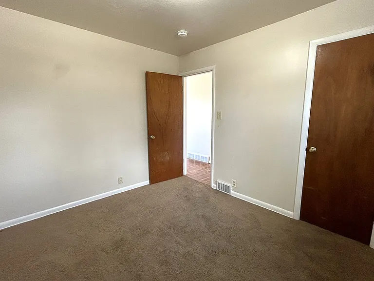 821 Skyline Dr — Photo 8