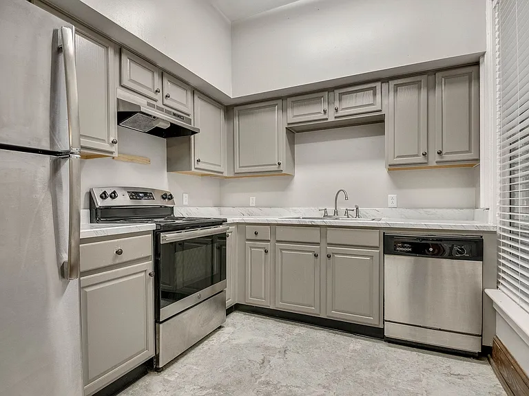 Fountain Plaza - Fitzgerald Apartments — Photo 16