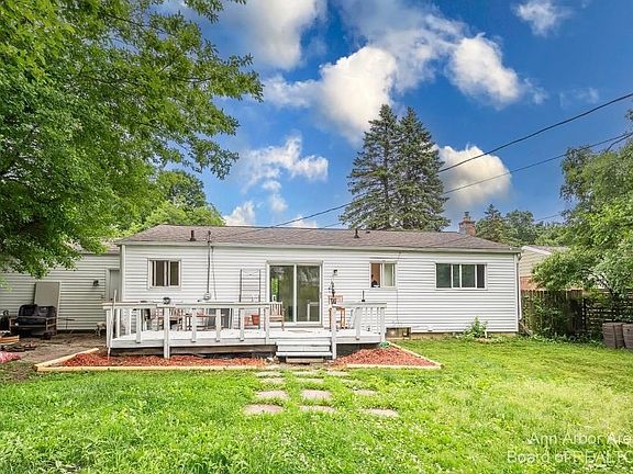 3rd image of 3698 Golfside Rd
