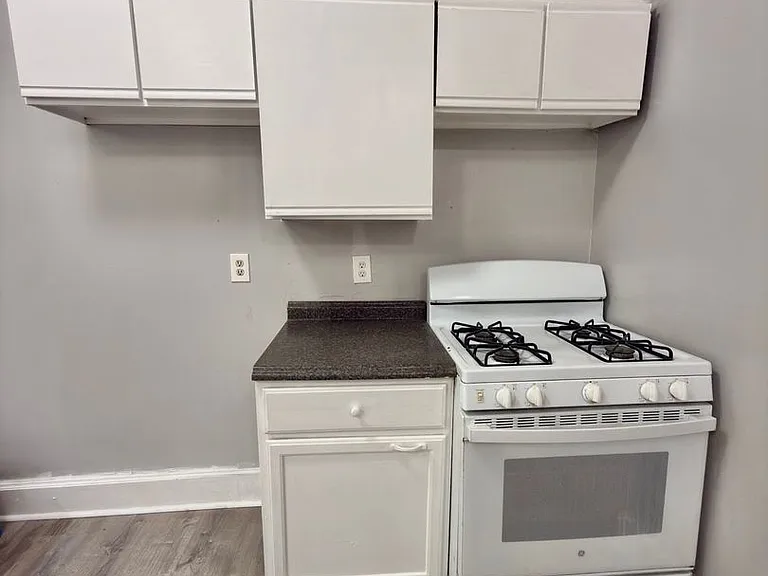 2271 Vine St — Photo 9