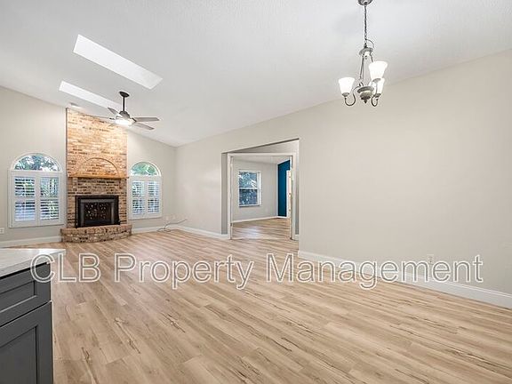 3rd image of 411 Oak River Dr