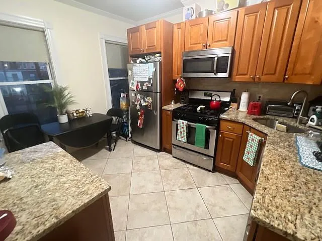 3 bed, 900 sqft, $3,000 — Photo 2