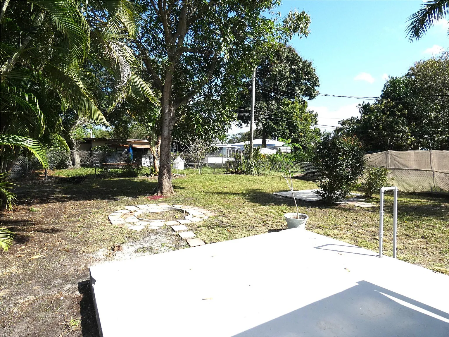 3 bed, 1.0 bath, 1022 sqft, $2,550 — Photo 3