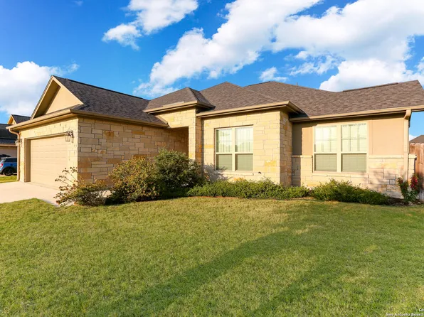 120 Fairway Dr, Floresville, TX 78114
