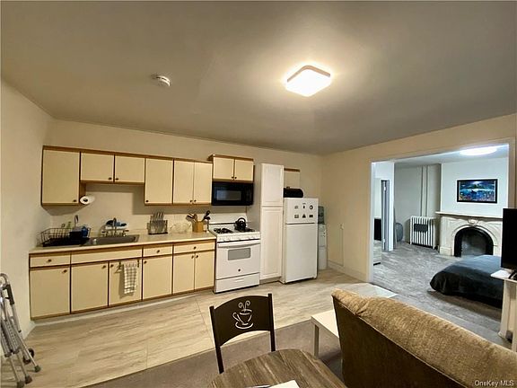4th image of 1860 E Main St #4