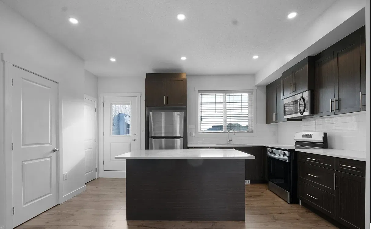 3 bed, 2.5 bath, 1315 sqft, $2,150 — Photo 3