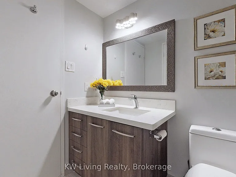 633 Bay St #814 — Photo 35