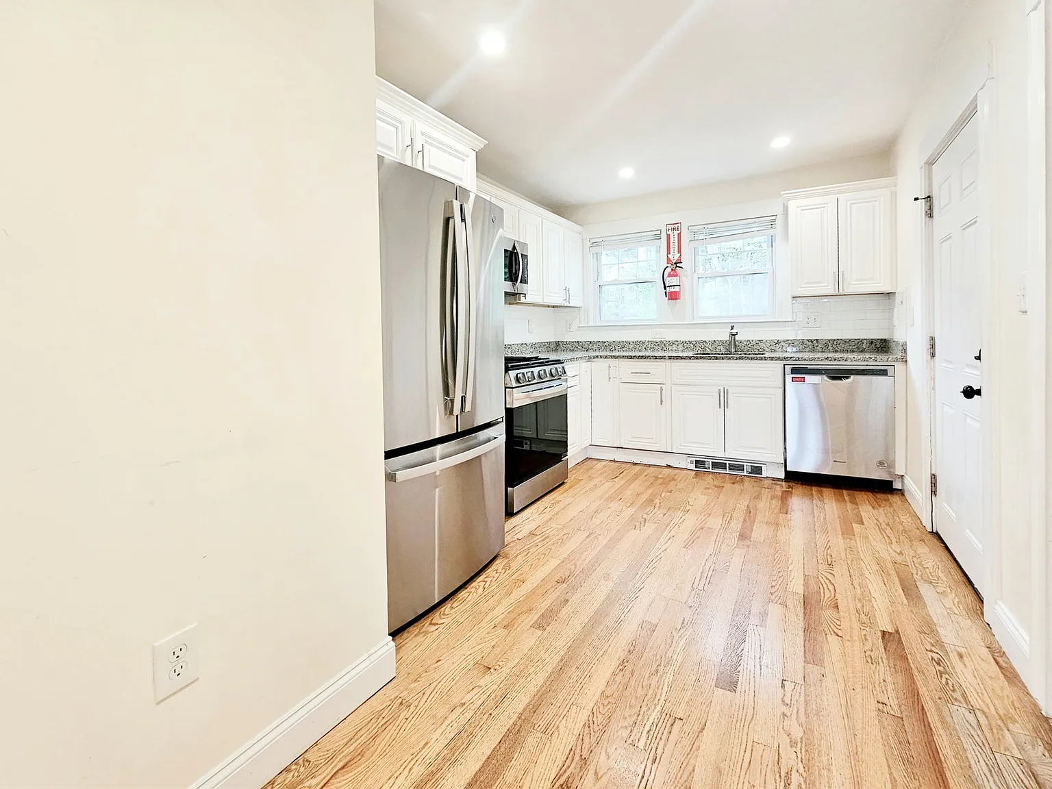 5 bed, 3.0 bath, 1700 sqft, $6,000 — Photo 2
