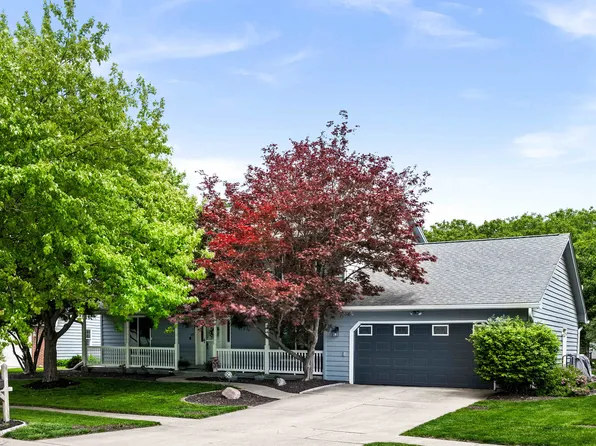 25 Bay Pointe Dr, Bloomington, IL 61704