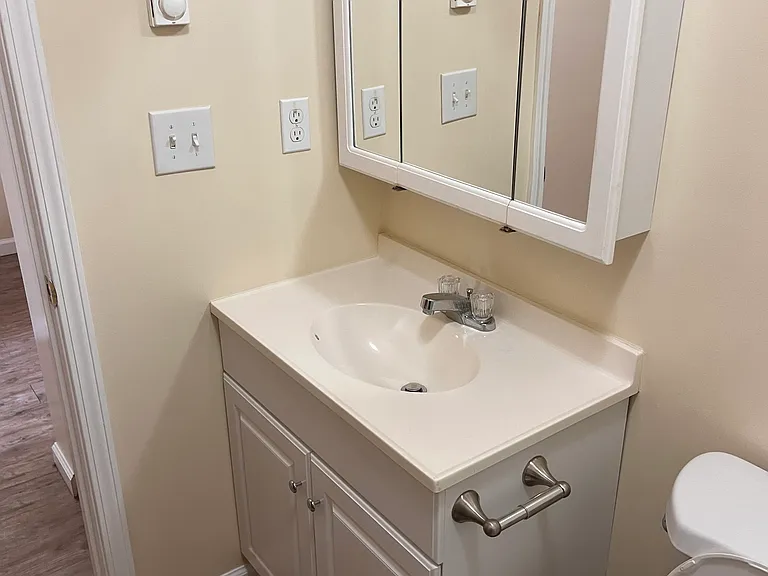 100 Lisa Dr #11 — Photo 10