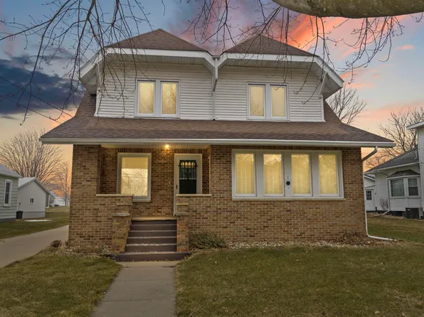 209 E Elm St, Strawberry Point, IA 52076