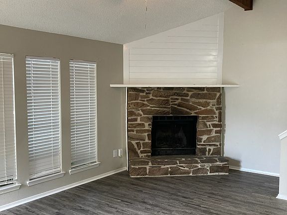 2nd image of 956 Creekside Dr #956