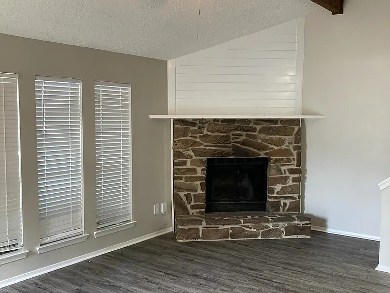 956 Creekside Dr #956 — Photo 2