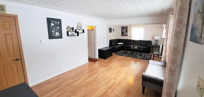 1st image of 208 N Lincoln Blvd