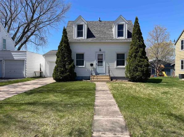 740 3rd St E, Cresco, IA 52136