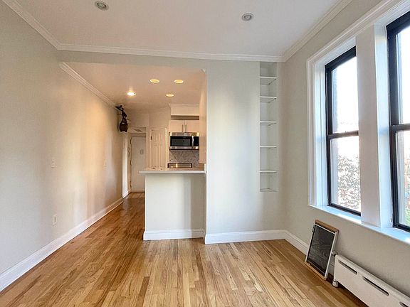 3rd image of 620 E 6th St APT 11