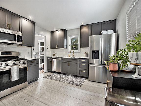 4th image of 1726 Cambridge Dr SE