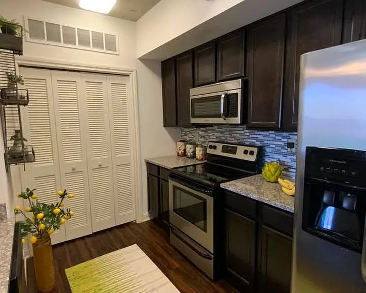 Landmark Apartments — Photo 4