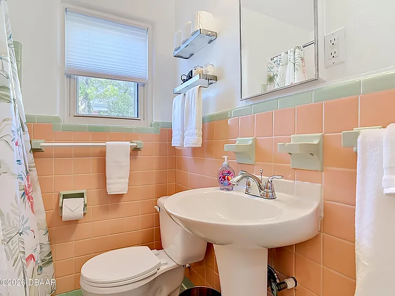 1621 N Oleander Ave — Photo 30
