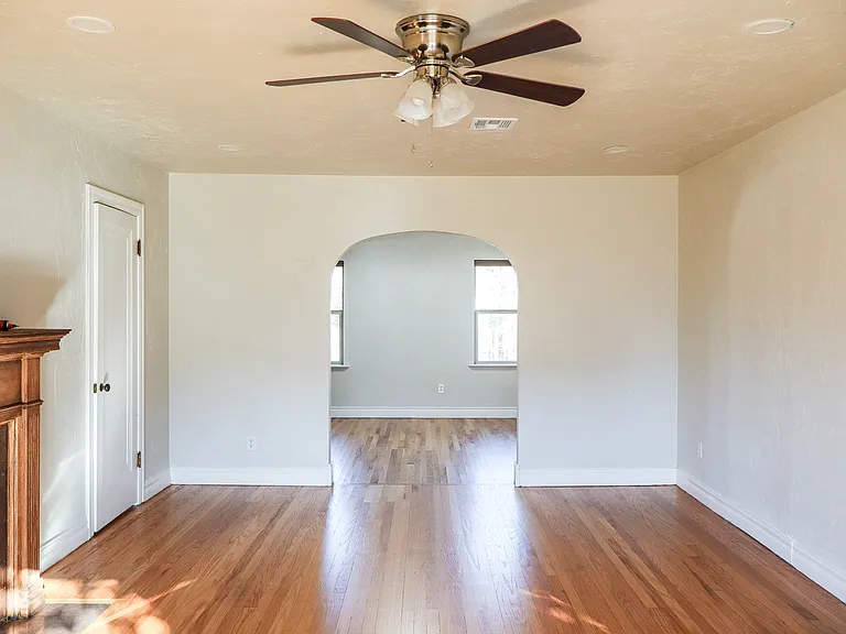 2605 Cummings Dr — Photo 2