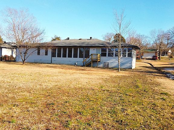 3rd image of 105 Parkview Cir