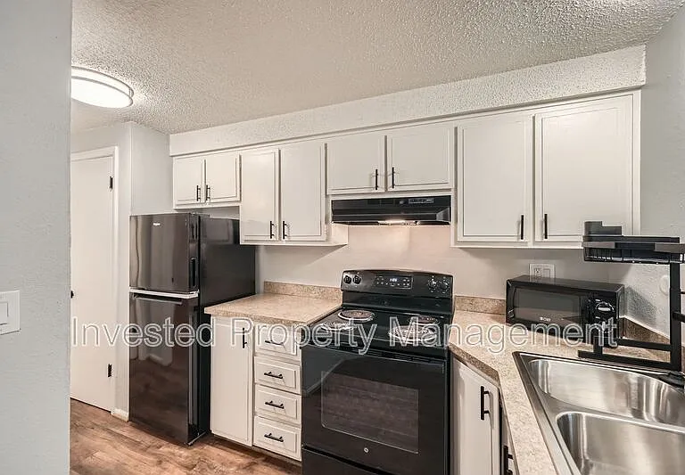 1140 N Downing St #102 — Photo 8