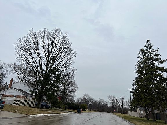 4th image of 28412 Fernwood St