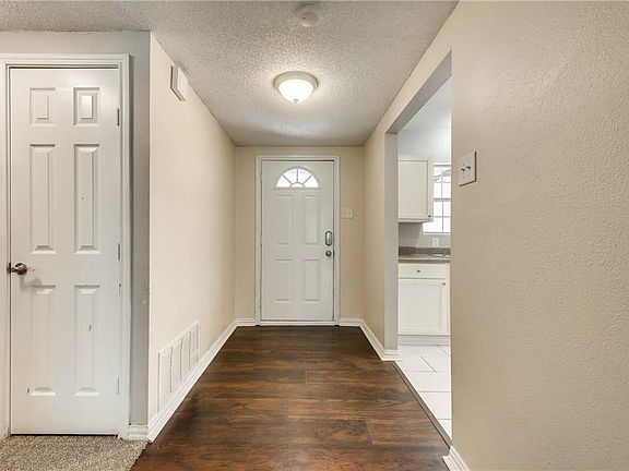 4th image of 2660 Kingsbury Ave