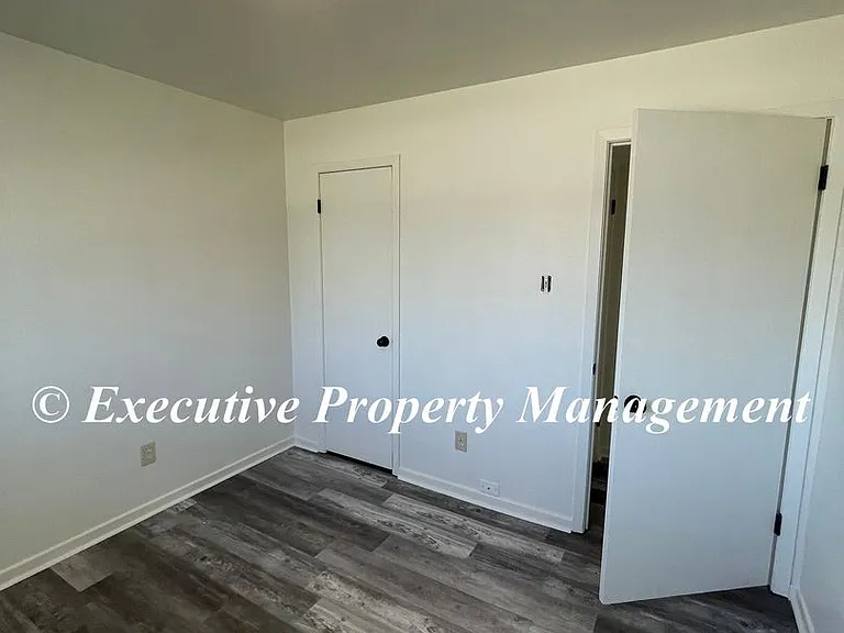 105 E Avenue B — Photo 11