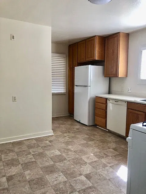 2 Bedroom + Attached Garage + Fenced Yard — Photo 4