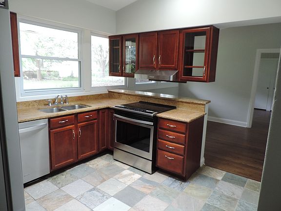 5th image of 409 Pleasant Dr