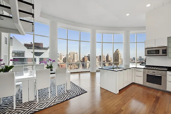 Sold by Nest Seekers International | media 3