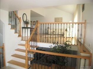 910 Jewel Dr, Valley Stream, NY 11581