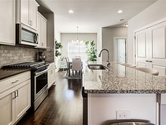 4th image of 3793 Oxford Cir