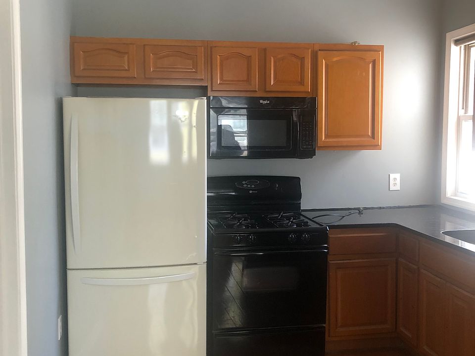 2nd image of 21 New St #B