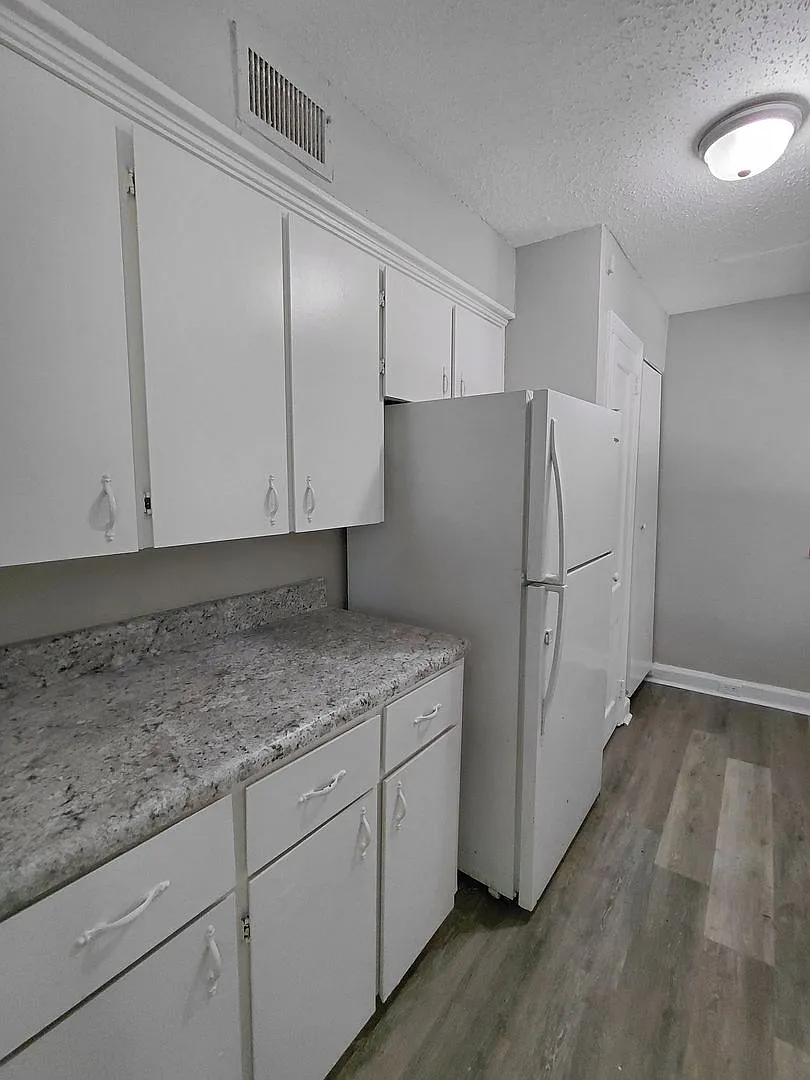 Historic Brookwood Apartments — Photo 1